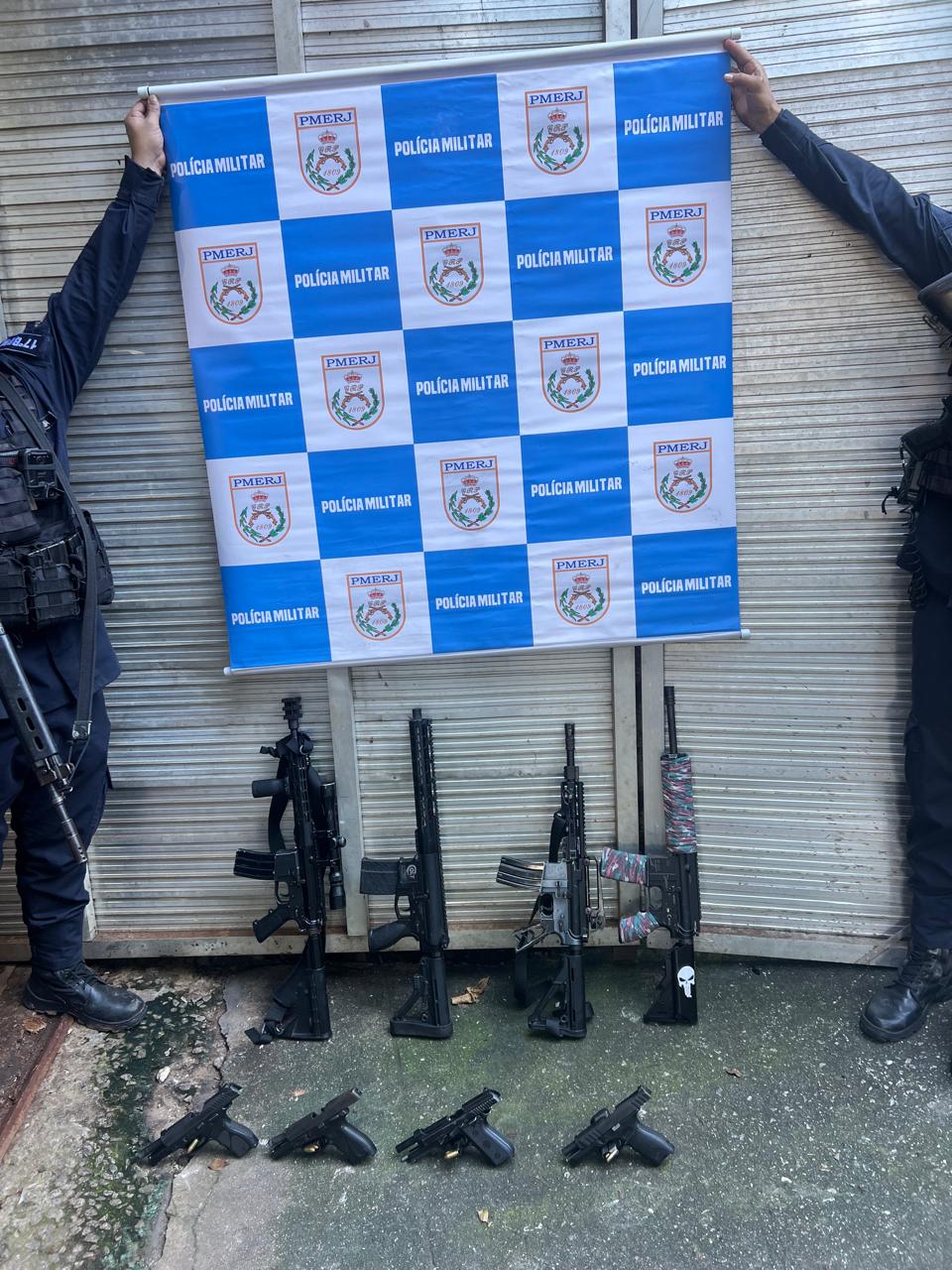 PMs do 17º BPM apreendem quatro fuzis, pistolas e munições na Ilha do Governador após informações precisas do Disque Denúncia